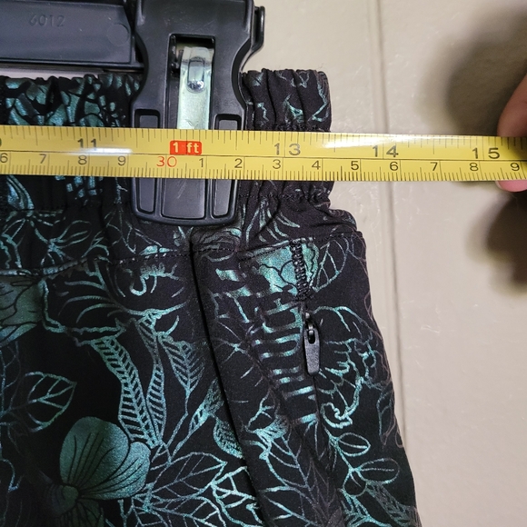 NWOT Lululemon Hotty Hot Lined Short 4", 6 Logo Flourish Black Iridescent Foil - Picture 8 of 10